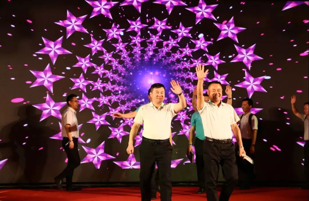 UG环球员工T台秀