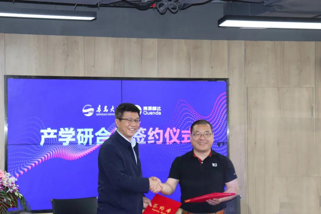 于红波副校长与朱总签约 于红波副校长与朱总签约