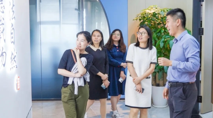 中国仪器仪表学会副秘书长张莉一行莅临UG环球调研领导